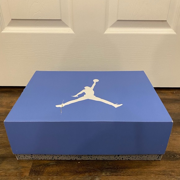 Air Jordan 6 Retro UNC 🩵 - Picture 3 of 7